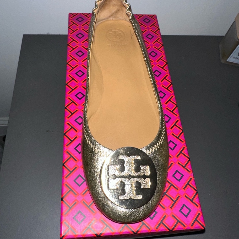 Gold Authentic Tory Burch flats. Worn a few times but in great condition